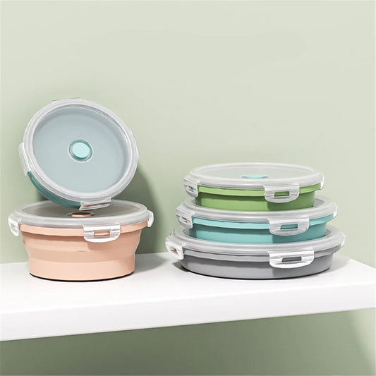 Bol Silicone avec Couvercle – Rond, Souple et Durable en plusieurs couleurs empilés sur une étagère