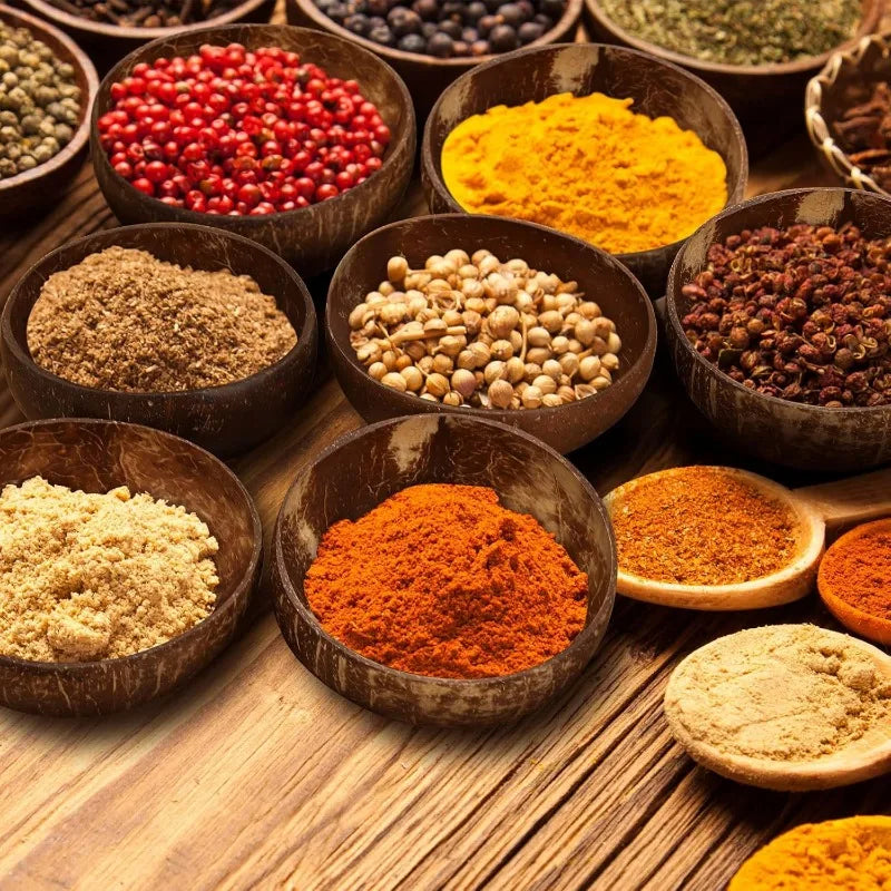 Bols en Bois de Coco Naturels – Lot de 5 Écoresponsable remplis d'épices colorées sur table en bois