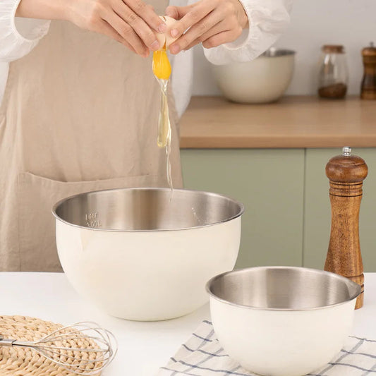 Bols Inox Blanc – Lot 3 Tailles pour Cuisine Pro avec œuf cassé au-dessus du grand bol blanc en inox