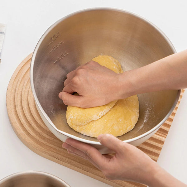 Bols Inox Blanc – Lot 3 Tailles pour Cuisine Pro avec pâte à pain et mains en action