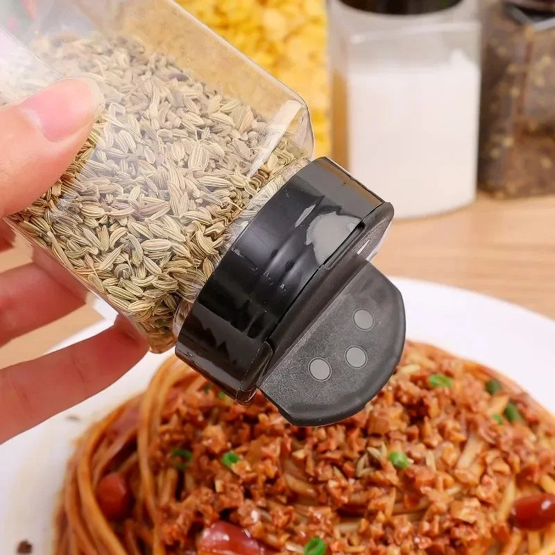 Bouteille à Épices Hermétique 270 900 ml en plastique transparent avec couvercle noir en utilisation