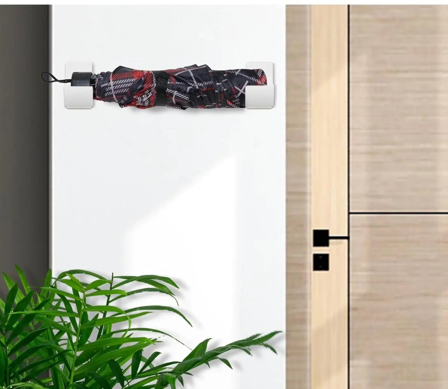 Clips Multifonctions Plastique HIPS – Lot Organisateur 2-20 pcs. Support mural blanc tenant un parapluie plié dans l'entrée