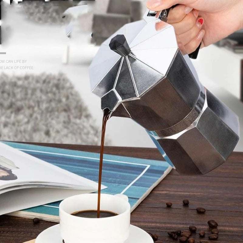 Cafetière Italienne en Aluminium pour Gazinière versant du café frais dans une tasse blanche