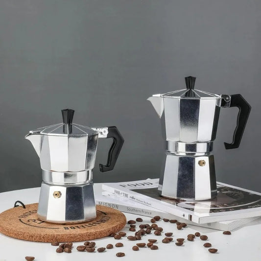 Cafetière Italienne en Aluminium pour Gazinière avec un design élégant et moderne, parfaite pour préparer du café