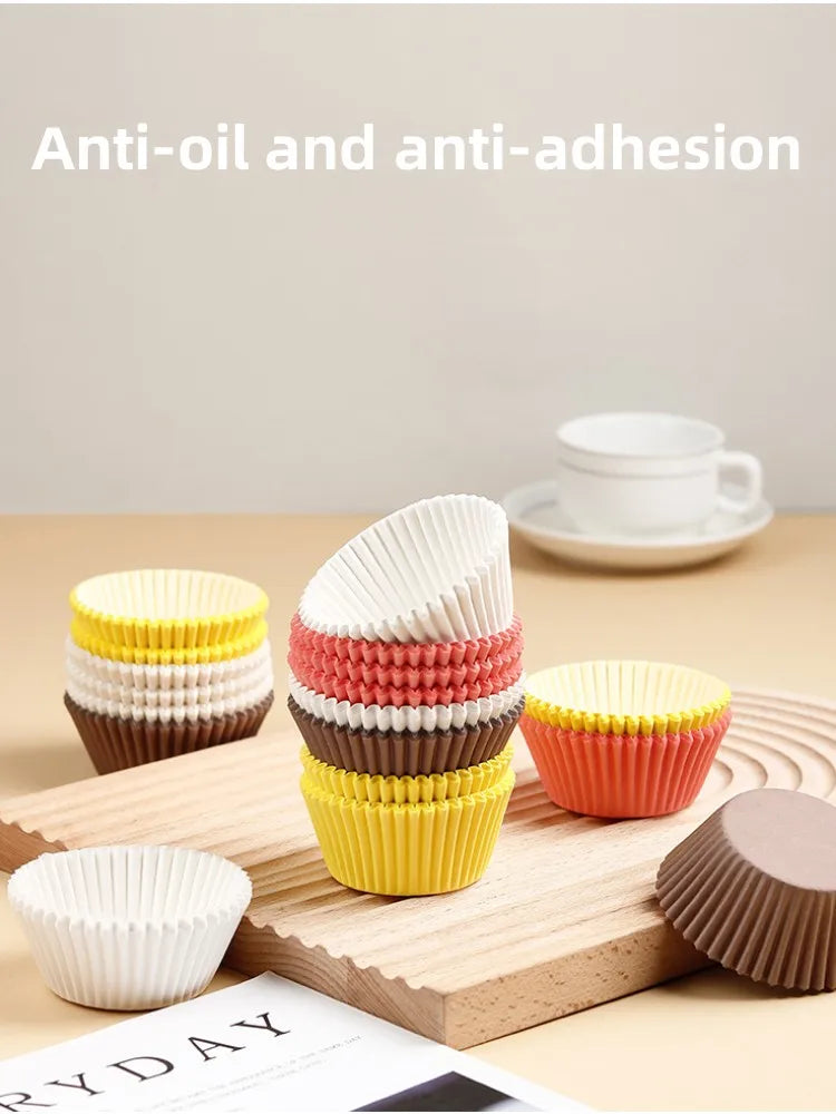 Caissettes à Muffins Écologiques anti-huile et anti-adhésion en plusieurs couleurs empilées sur planche en bois