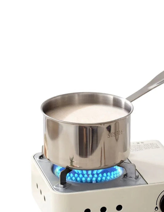 Casserole en acier inoxydable de qualité supérieure 12/14/16 cm sur un feu, idéale pour la cuisson précise