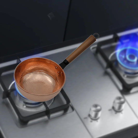 Casserole en cuivre 20 cm – Compatible Induction et Gaz sur une cuisinière moderne avec flammes visibles