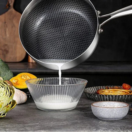 Casserole Inox 20 cm – Compatible Tous Feux & Induction versant du liquide dans un bol en verre sur plan de travail