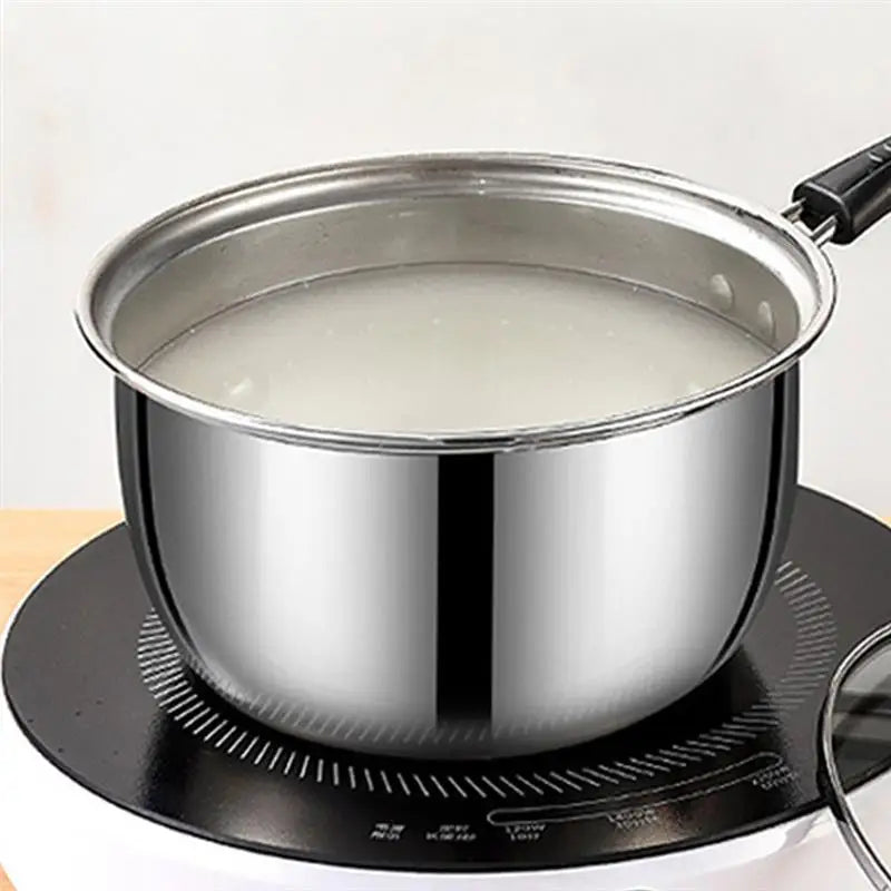 Casserole Inox avec Couvercle en verre 20 cm sur plaque de cuisson électrique remplie de liquide