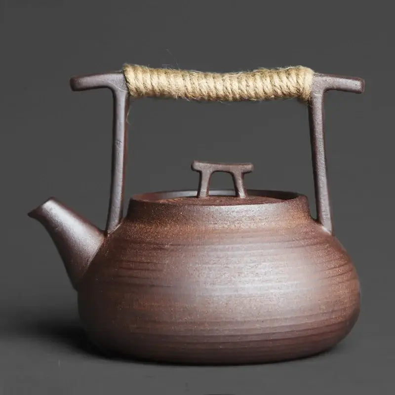 Théière en Céramique Artisanale avec un design élégant et un manche en corde naturelle