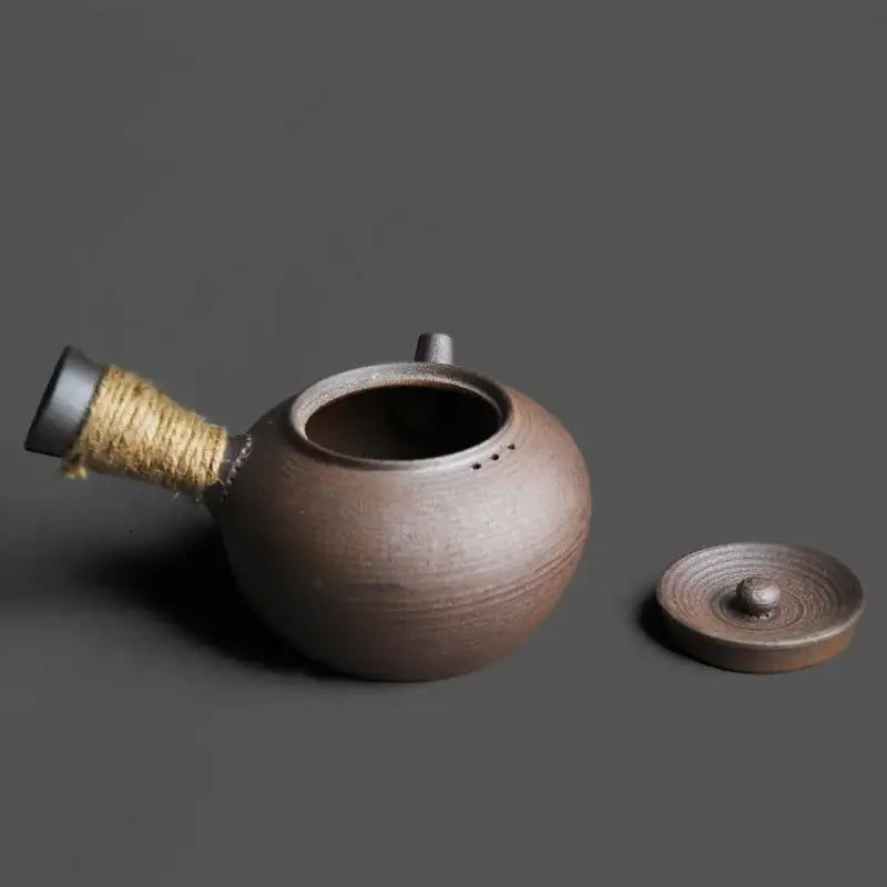 Théière en Céramique Artisanale au design unique avec couvercle, idéale pour des infusions élégantes
