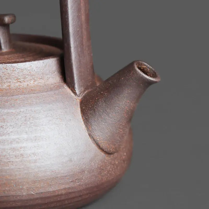Théière en Céramique Artisanale avec un design élégant et une finition en terre cuite