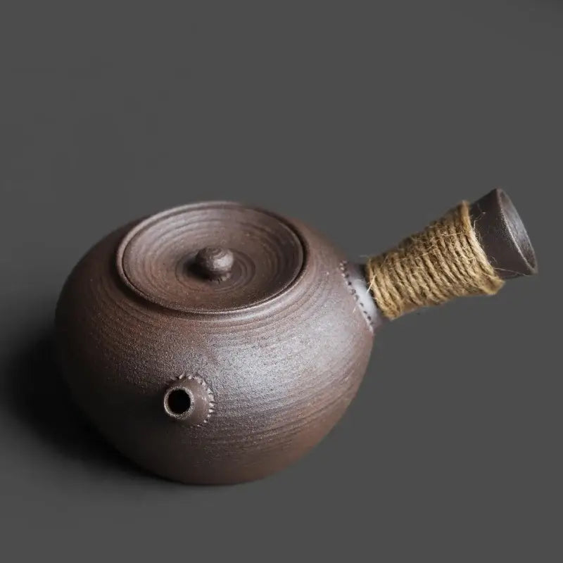 Théière en Céramique Artisanale avec un design unique et une finition texturée pour une infusion parfaite