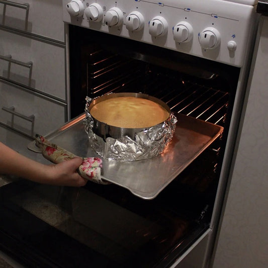 Cercle à Gâteau Réglable Inox – Rond ou Carré, en utilisation pour cuire un gâteau au four
