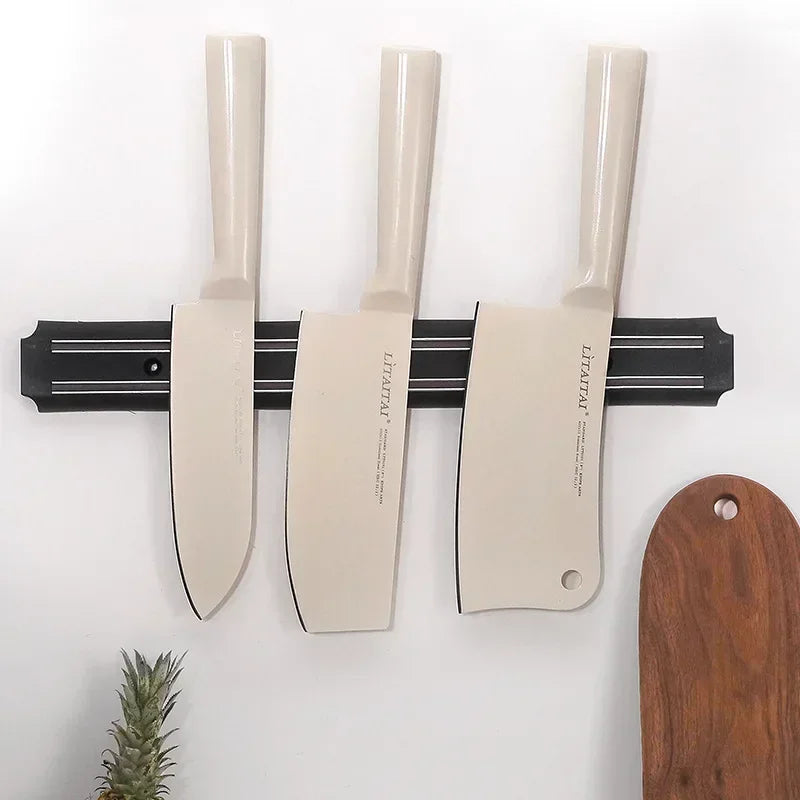 Barre Magnétique Couteaux Inox – 20/33/38 cm. Trois couteaux à manche crème fixés sur barre magnétique noire murale