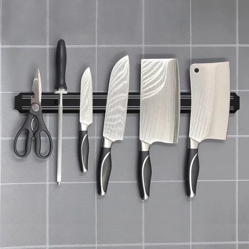 Barre Magnétique Couteaux Inox – 20/33/38 cm affichant ciseaux aiguiseur et 4 couteaux sur carrelage gris
