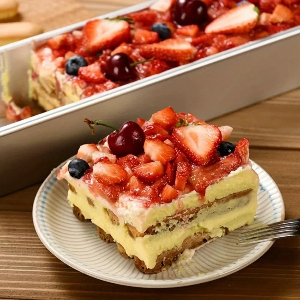 Tranche de tiramisu aux fraises et cerises servie sur assiette avec Moule à Tiramisu Antiadhésif – Démoulage Facile.