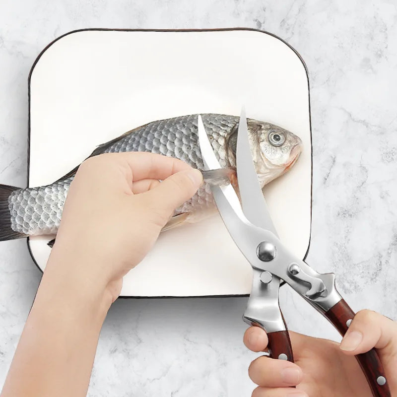 Ciseaux de Cuisine Ultra-Tranchants pour Viande et Légumes découpant un poisson frais sur une assiette blanche