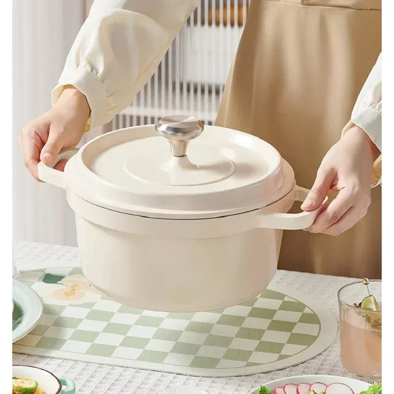 Cocotte Antiadhésive 20 cm – Tous Feux Induction beige utilisée dans cuisine moderne