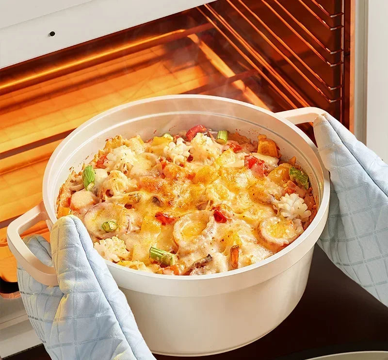 Cocotte Antiadhésive 20 cm – Tous Feux Induction blanche utilisée pour sortir un plat gratiné du four