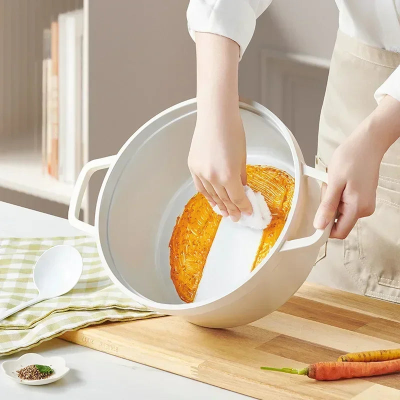 Nettoyage facile d'une Cocotte Antiadhésive 20 cm – Tous Feux Induction blanche avec un gratin doré à l'intérieur