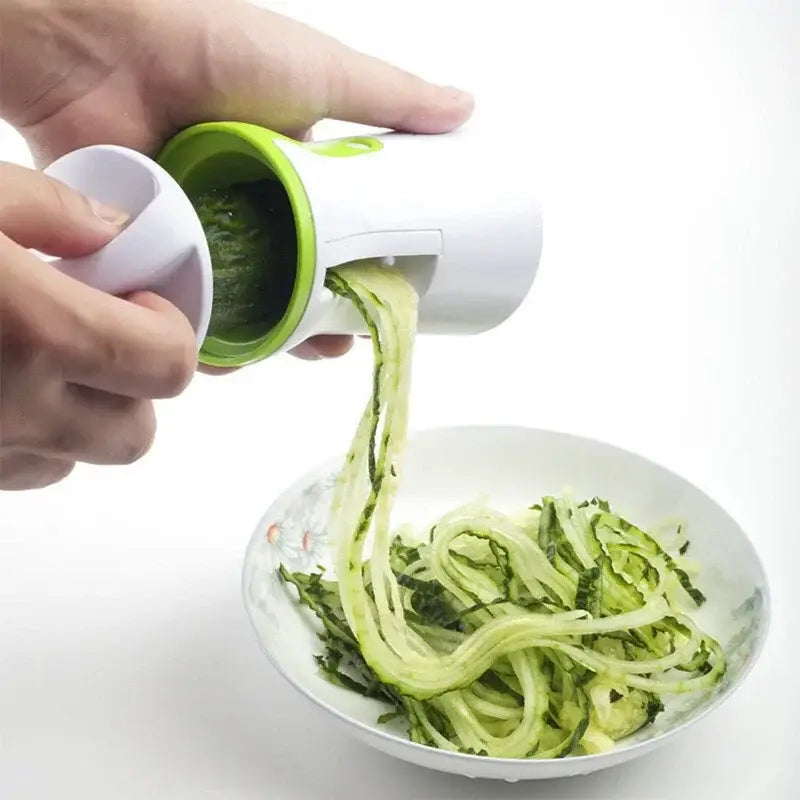 Coupe-Légumes Spirale Inox – Trancheur Multifonction en action, créant des spirales de courgette fraîches
