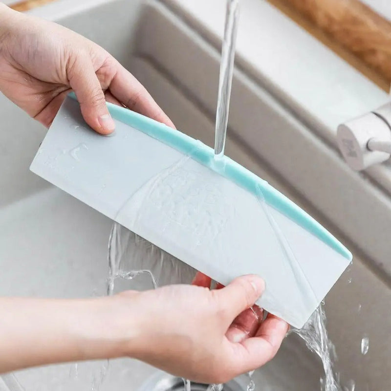 Coupe-Pâte avec Échelle de Mesure – Grattoir à Pâte en action sous l'eau pour un nettoyage facile