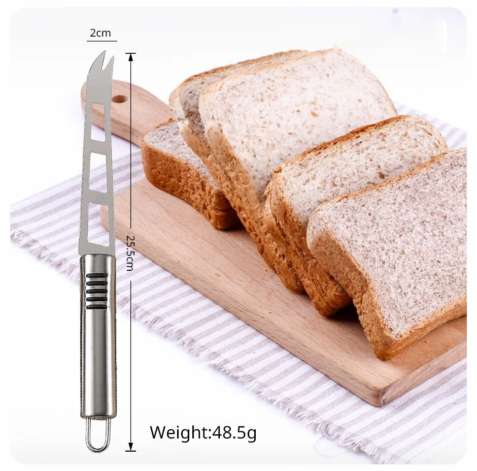 Couteau Fromage Inox – Antidérapant , Multi-usage avec lame perforée et poignée ergonomique sur planche en bois