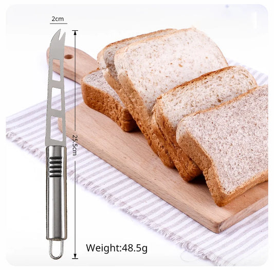 Couteau Fromage Inox – Antidérapant , Multi-usage avec lame perforée et poignée ergonomique sur planche en bois