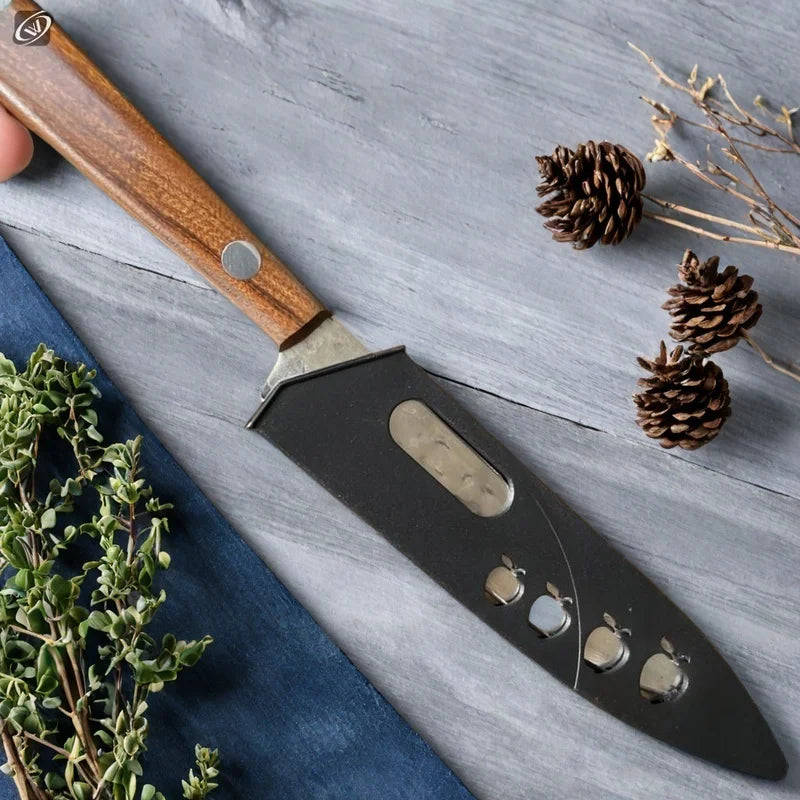 Couteau Office Japonais Damas – Lame Tranchante 12,5 cm avec manche en bois sur surface grise