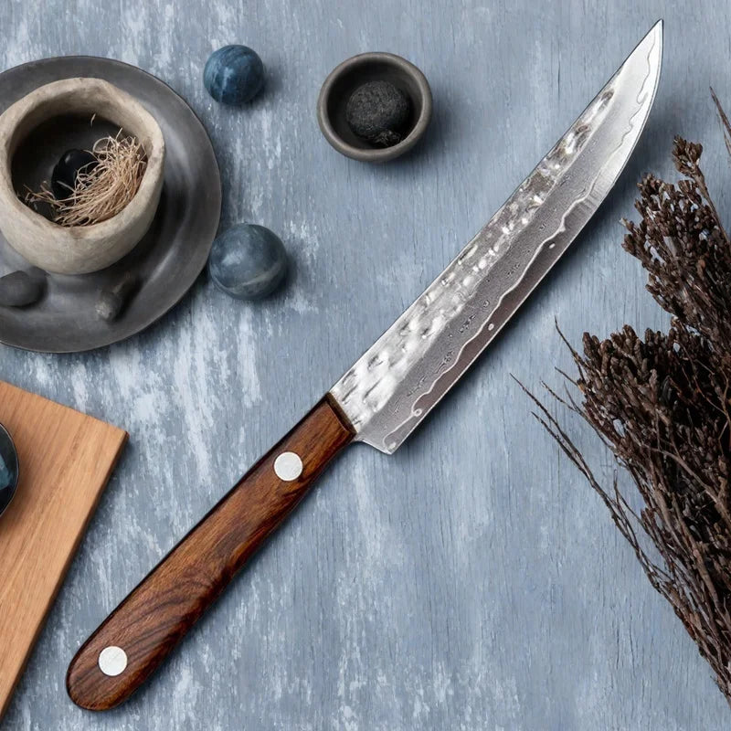 Couteau Office Japonais Damas – Lame Tranchante 12,5 cm avec manche en bois foncé sur surface grise