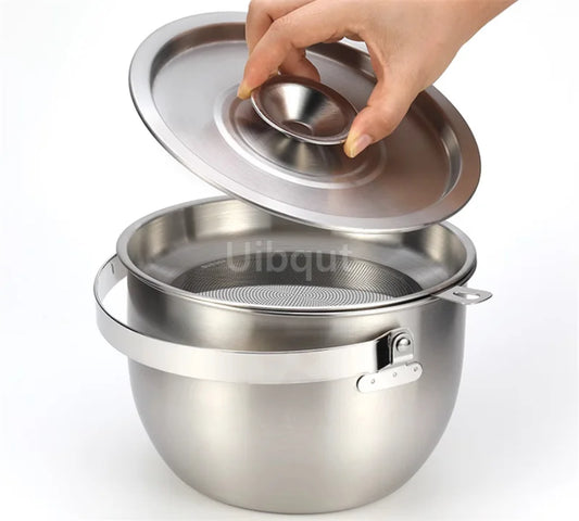 Couvercle inox multi-tailles – 10 à 40 cm. Ensemble de couvercles inox empilables, main soulevant le couvercle d'une marmite