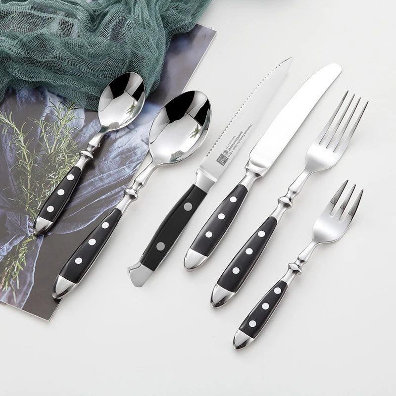 Set de couverts élégants en acier inoxydable, choix couteaux, fourchettes ou cuillères sur une nappe délicate