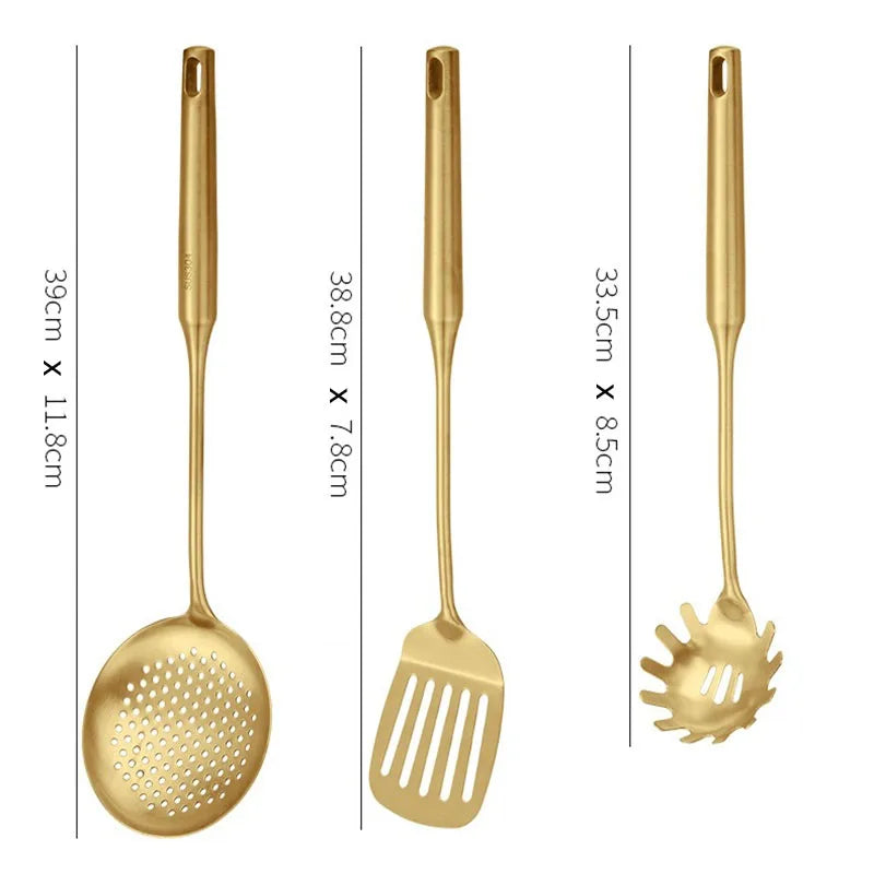 Ensemble de trois ustensiles de cuisine couverts en acier inoxydable doré avec différentes fonctions et dimensions