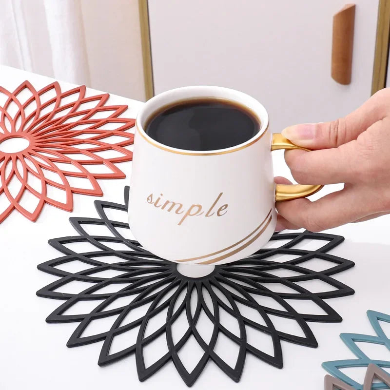 Dessous de Plat Silicone – Protection Table noir en forme de fleur antidérapant et résistant à la chaleur pour tasse