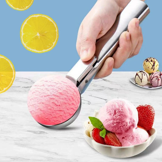 Cuillère à Glace Inox Polyvalente en main avec boule de glace rose et bol de dessert aux fraises