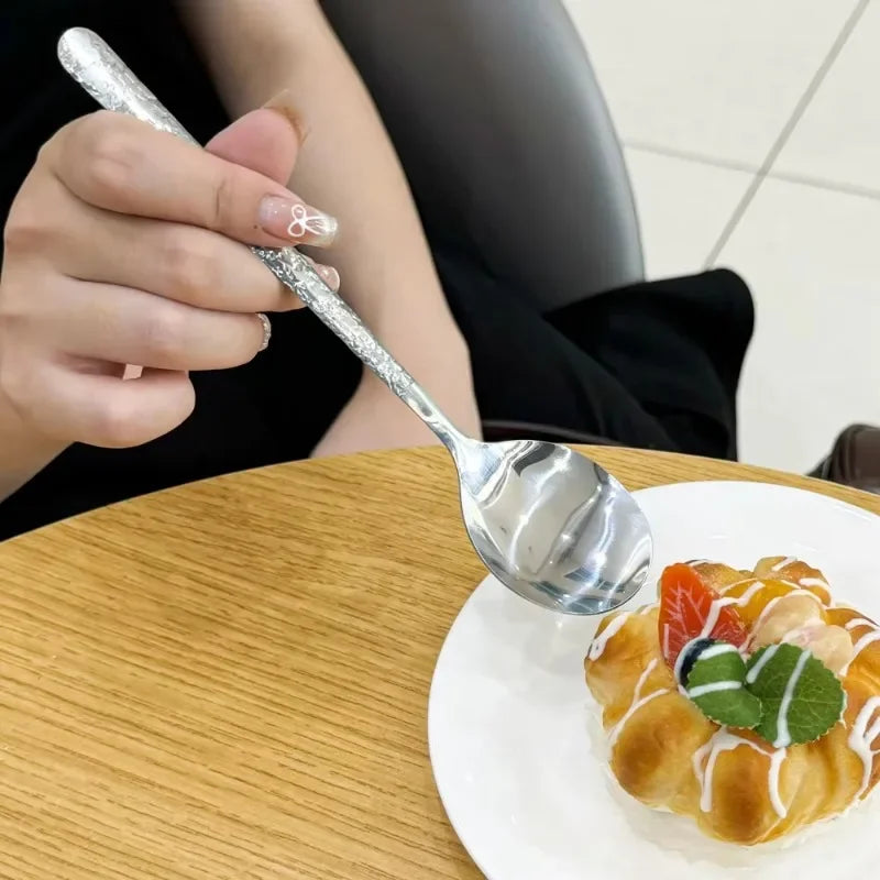 Cuillères à soupe Ice Crack 19,5 cm – Set 2/4/8 pièces utilisées pour déguster des desserts sur une table en bois