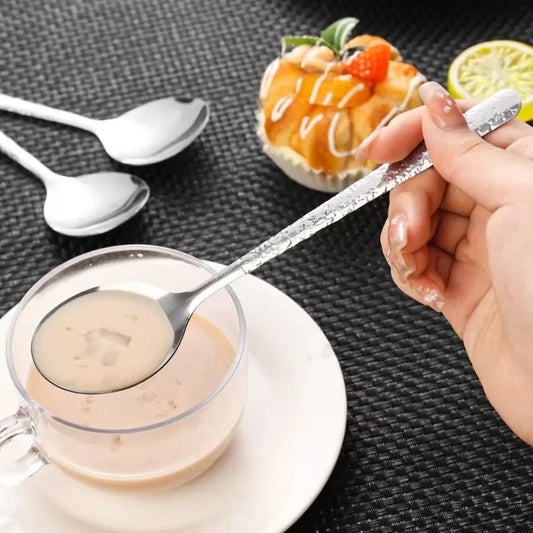 Cuillères à soupe Ice Crack 19,5 cm – Set 2/4/8 pièces en utilisation avec une tasse et un dessert