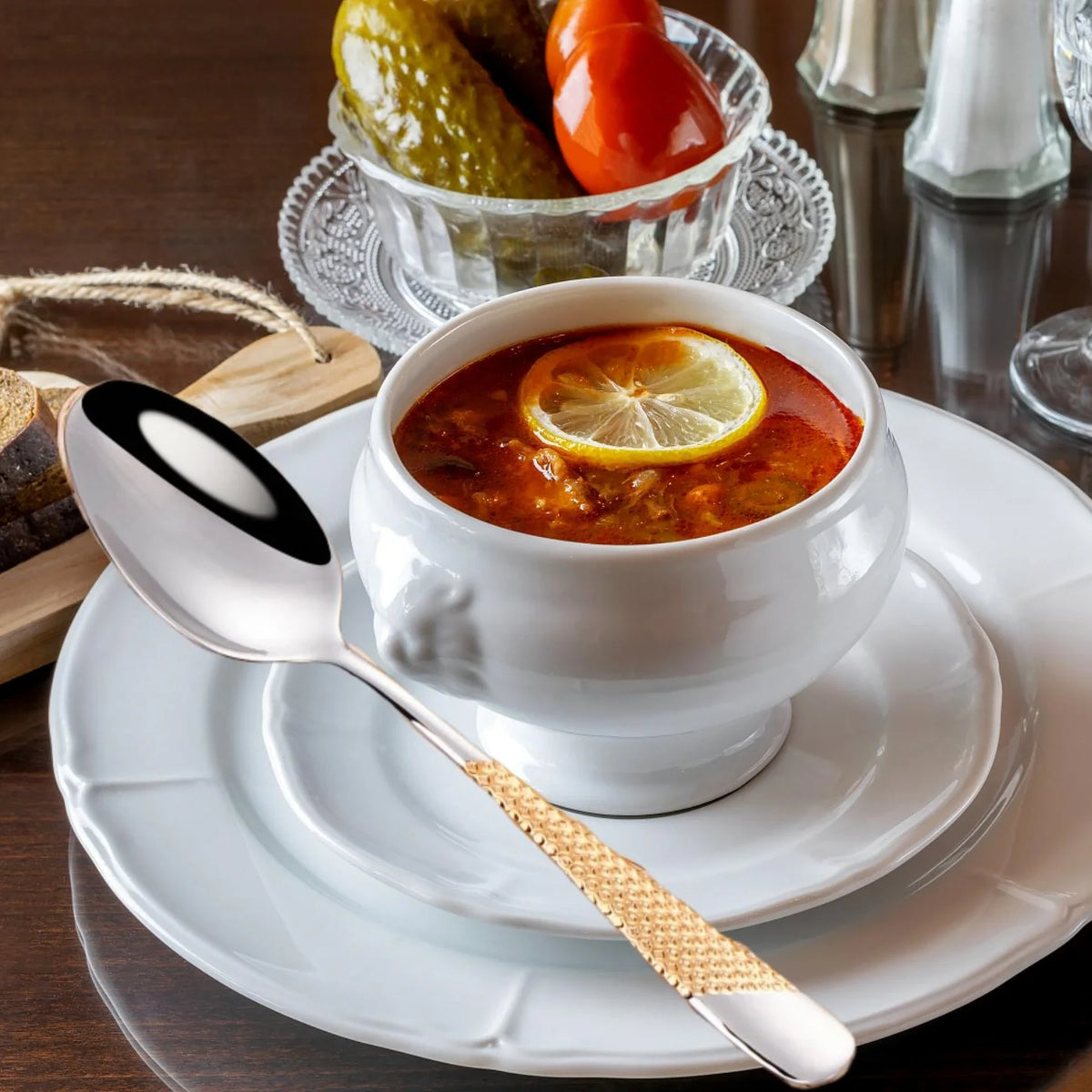 Cuillères à Soupe Luxe Royal en acier inoxydable posées à côté d'un bol de soupe chaude avec citron