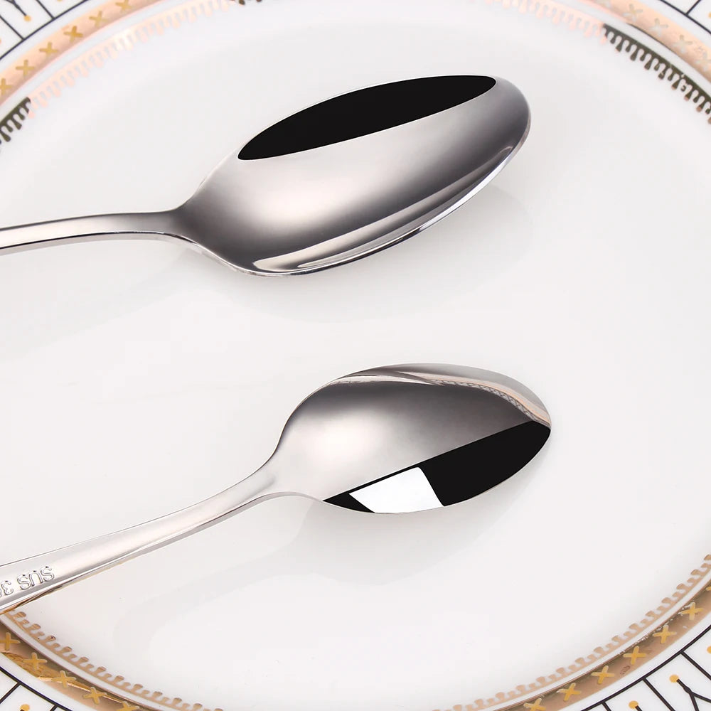 Cuillères à Soupe Luxe Royal en acier inoxydable, élégantes et brillantes, posées sur une assiette blanche