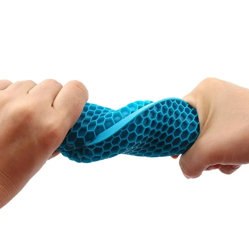 Dessous de Plat Silicone 18cm – Antidérapant & Résistant. Support hexagonal turquoise flexible tenu par deux mains