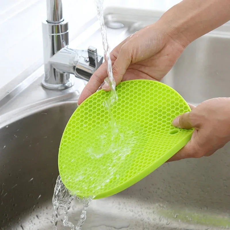 Dessous de Plat Silicone 18cm – Antidérapant & Résistant. Dessous de plat vert nid d'abeille lavé sous le robinet