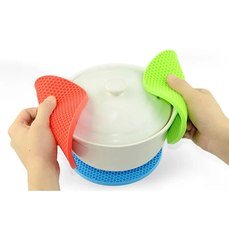 Dessous de Plat Silicone 18cm – Antidérapant & Résistant. Maniques silicone rouge et vert pour cocotte blanche sur sous plat bleu