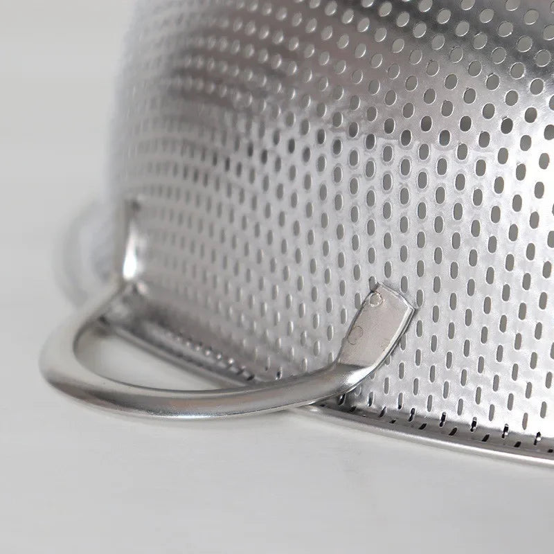 Gros plan sur un Panier égouttoir inox polyvalent avec perforations fines et anse solide