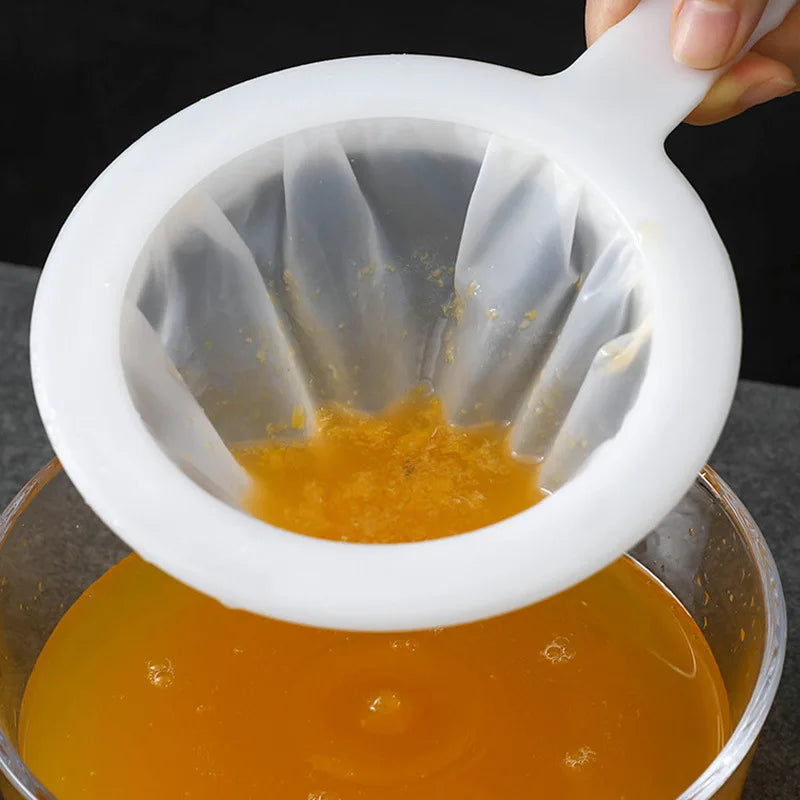 Passoire fine nylon & PP – Filtration précise et durable. Passoire blanche à maille fine avec poignée filtrant jus et pulpe