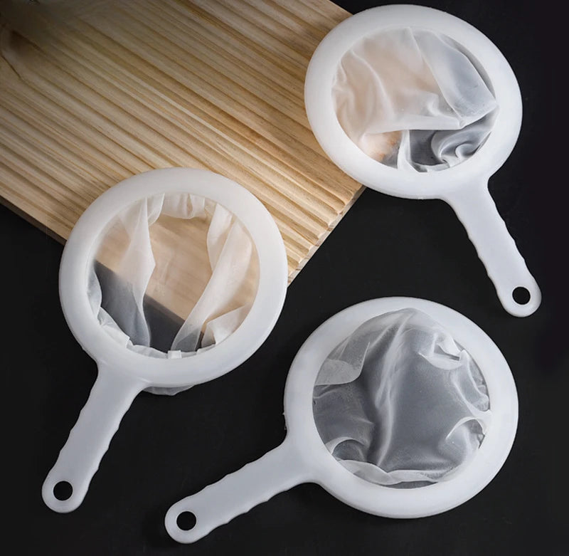Passoire fine nylon & PP – Filtration précise et durable. Set de 3 passoires blanches avec poignée pour filtrer sauces bouillons
