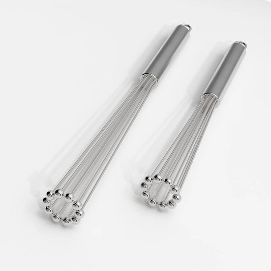 Deux fouets en inox avec boules au bout et poignées métalliques, Fouet à œufs inox 304 - durable, éco-friendly et performant.