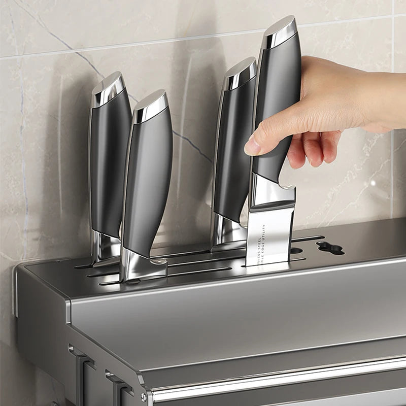 Étagère Murale Cuisine 30/40/50 cm – Rangement Multi-Fonction Ustensile de chef porte couteaux inox mural, main prenant un couteau