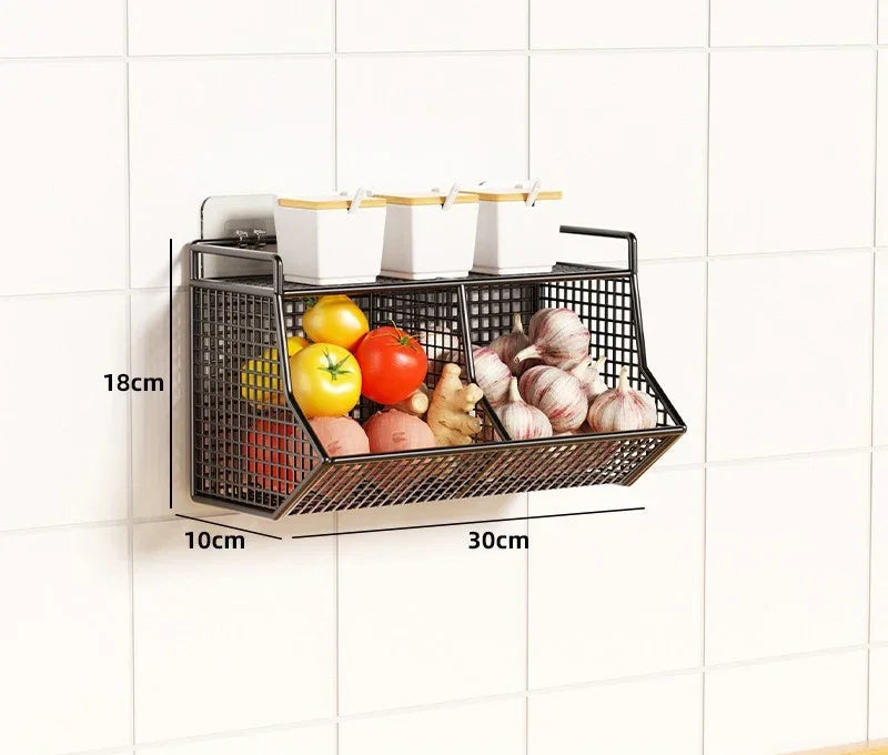 Panier de Rangement Mural Cuisine – Acier Durable. Panier mural en acier noir fixé au carrelage contenant tomates, ail et bocaux