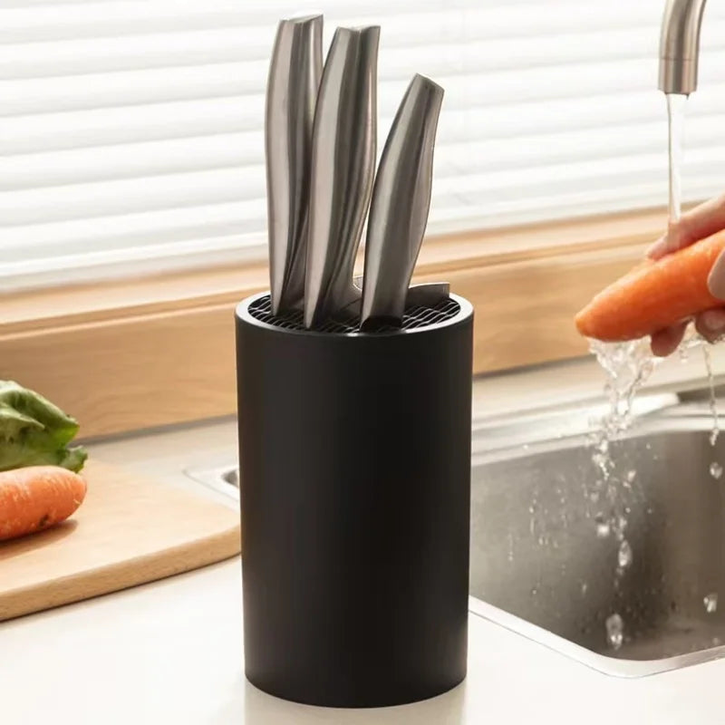 Porte Couteaux Antidérapant — Support Cuisine Durable noir cylindrique avec trois couteaux inox sur plan de travail